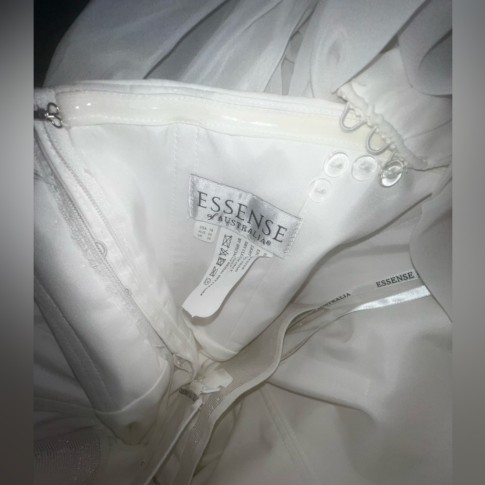 Breathtaking Essence of Australia Wedding Dress with Detachable Sleeves - Picture 11 of 16